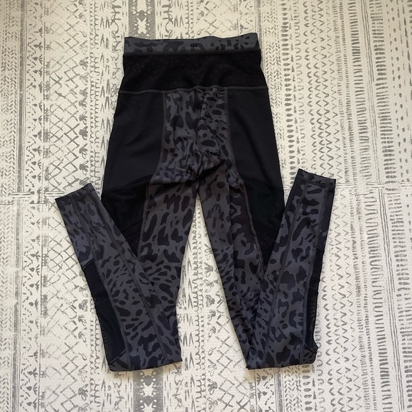 Lululemon Just Breathe‎ Pant Animal Swirl Deep Coal Light / Black leggings - Picture 13 of 13